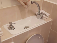 WiCi Next platzsparende kompakte Handwaschbecken auf Hange WC - Frau S